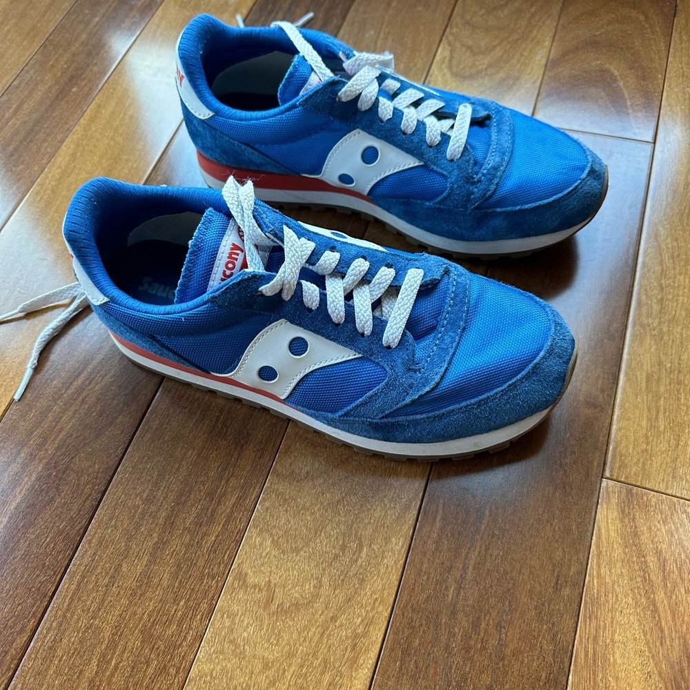 Unisex Sneakers—Men’s 7, Women’s 8.5? Not sure.